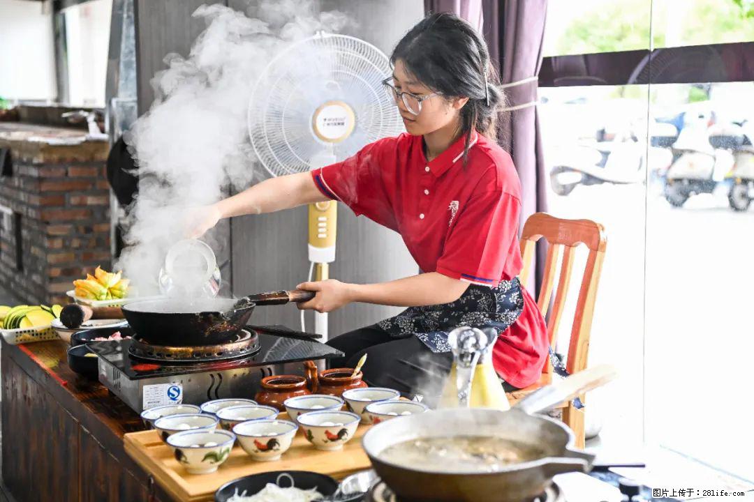 全网追的“扁担女孩”，找了一份暑假工，时薪12元 - 吕梁生活资讯 - 吕梁28生活网 lvliang.28life.net